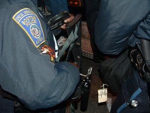 boston_police_officer_loads_bean_ball_gun_800x600.jpg